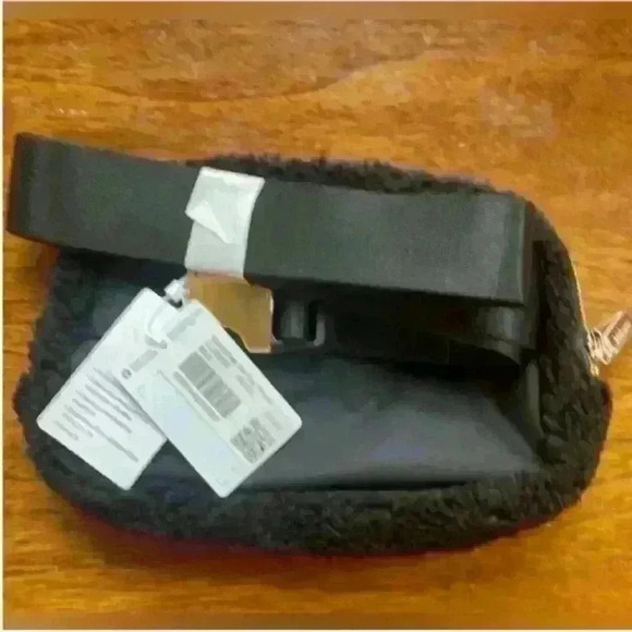 Lululemon “Everywhere Fleece” Belt Bag
2022 Black New With Tags! - Picture 2 of 3